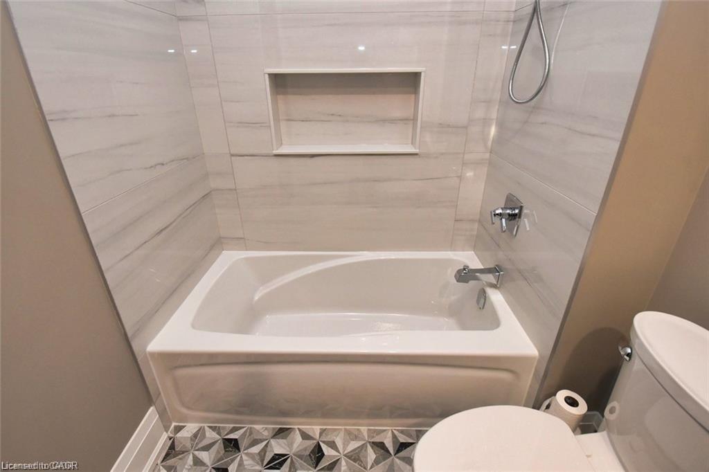 68 Mountain Brow Boulevard, Hamilton, ON - Indoor Photo Showing Bathroom