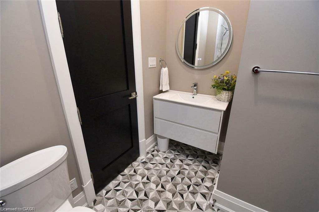 68 Mountain Brow Boulevard, Hamilton, ON - Indoor Photo Showing Bathroom
