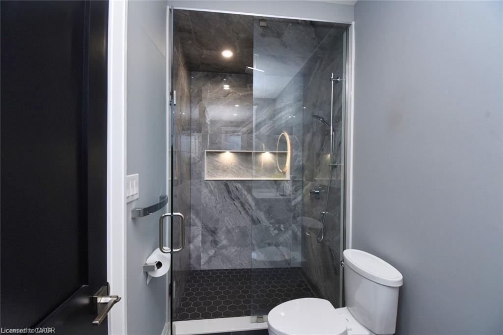 68 Mountain Brow Boulevard, Hamilton, ON - Indoor Photo Showing Bathroom