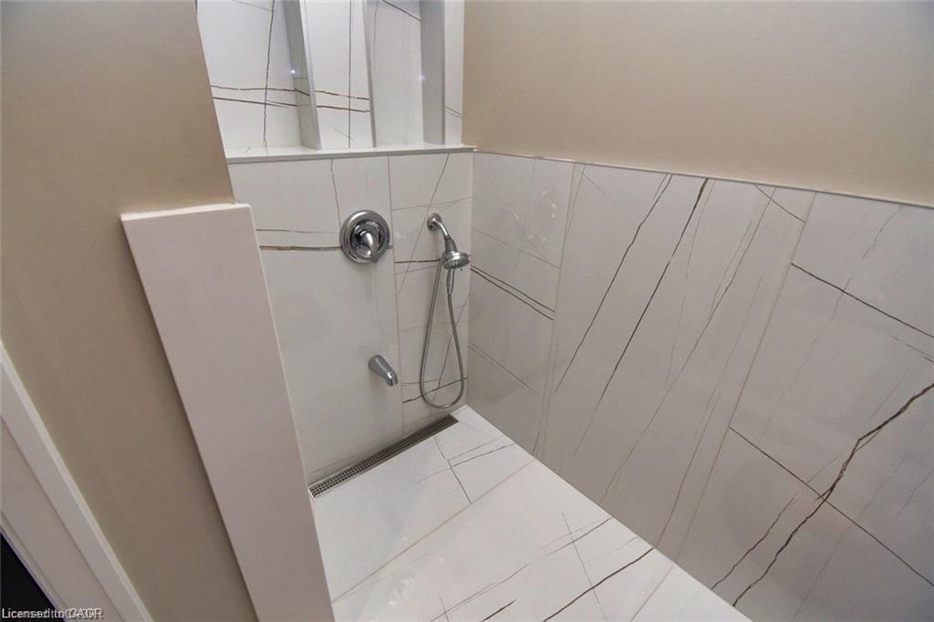 68 Mountain Brow Boulevard, Hamilton, ON - Indoor Photo Showing Bathroom