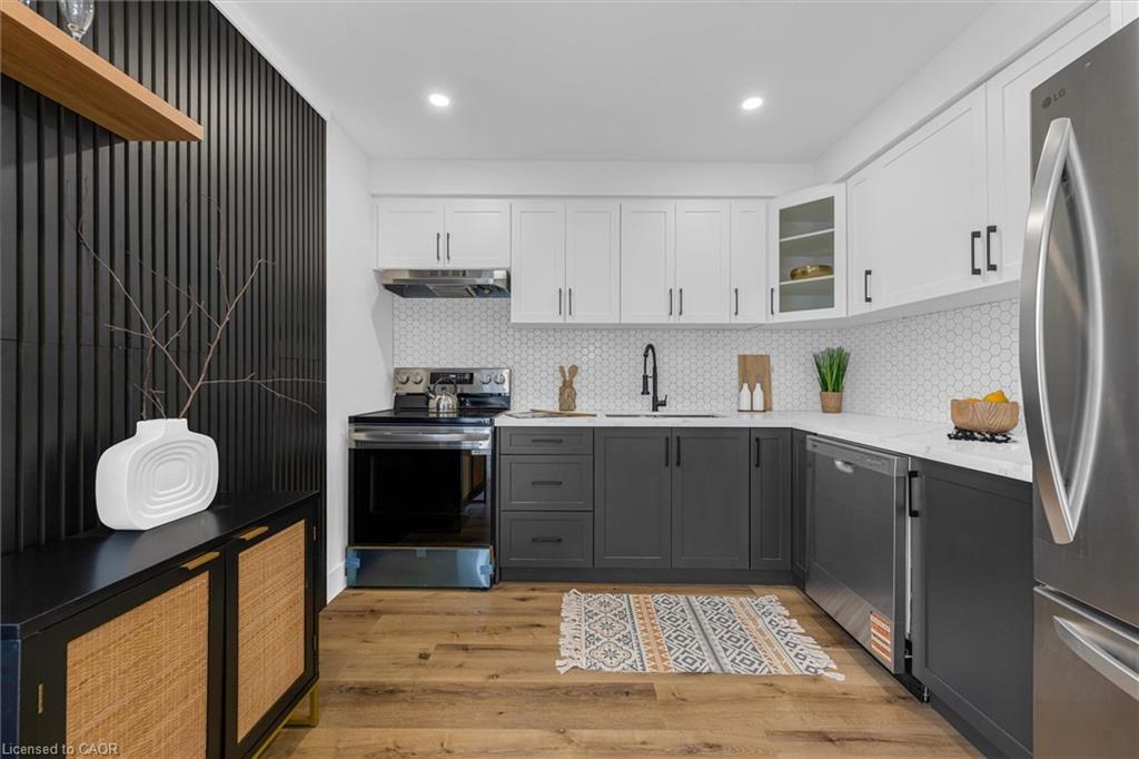 10-1255 Upper Gage Avenue, Hamilton, ON - Indoor Photo Showing Kitchen With Upgraded Kitchen