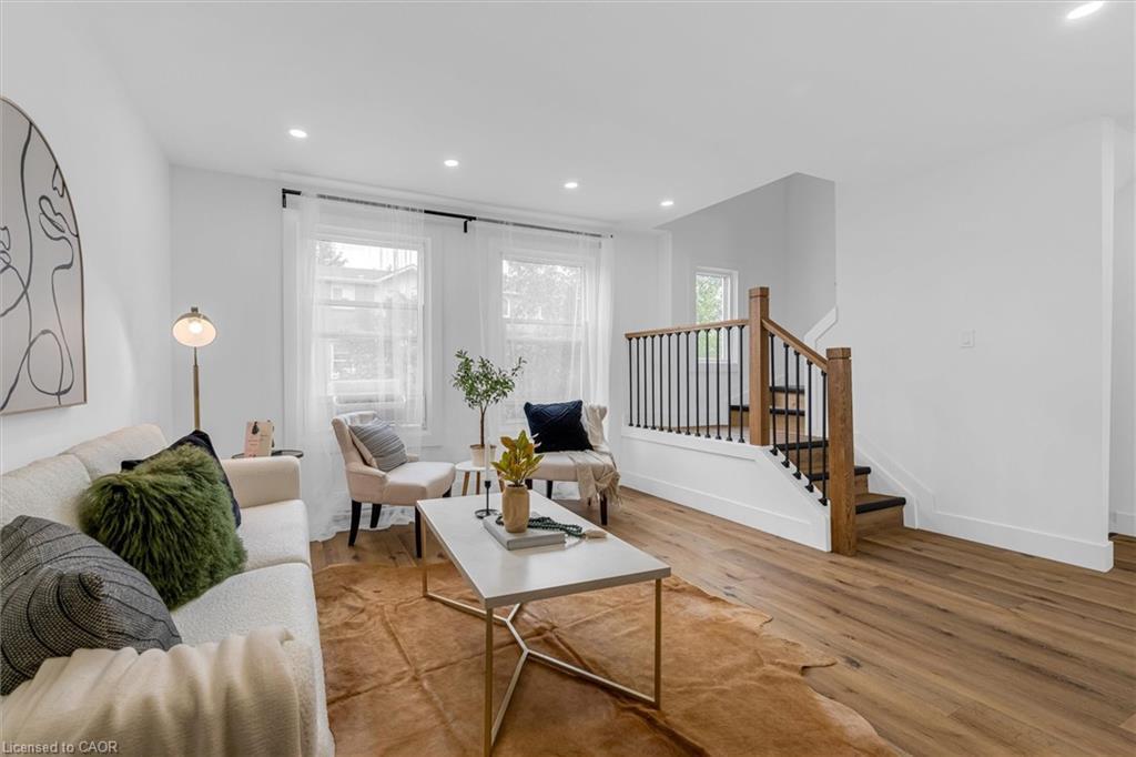 10-1255 Upper Gage Avenue, Hamilton, ON - Indoor Photo Showing Living Room
