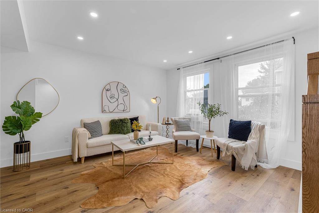 10-1255 Upper Gage Avenue, Hamilton, ON - Indoor Photo Showing Living Room