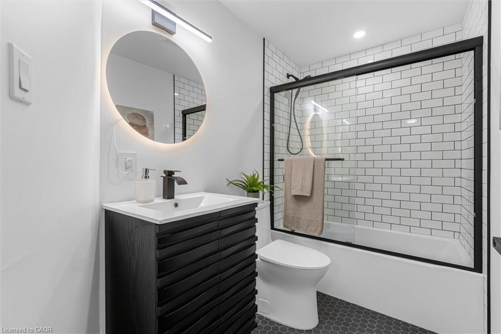 10-1255 Upper Gage Avenue, Hamilton, ON - Indoor Photo Showing Bathroom