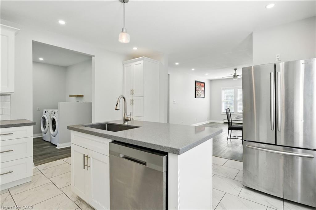 5039 Armoury Street, Niagara Falls, ON - Indoor Photo Showing Kitchen With Upgraded Kitchen