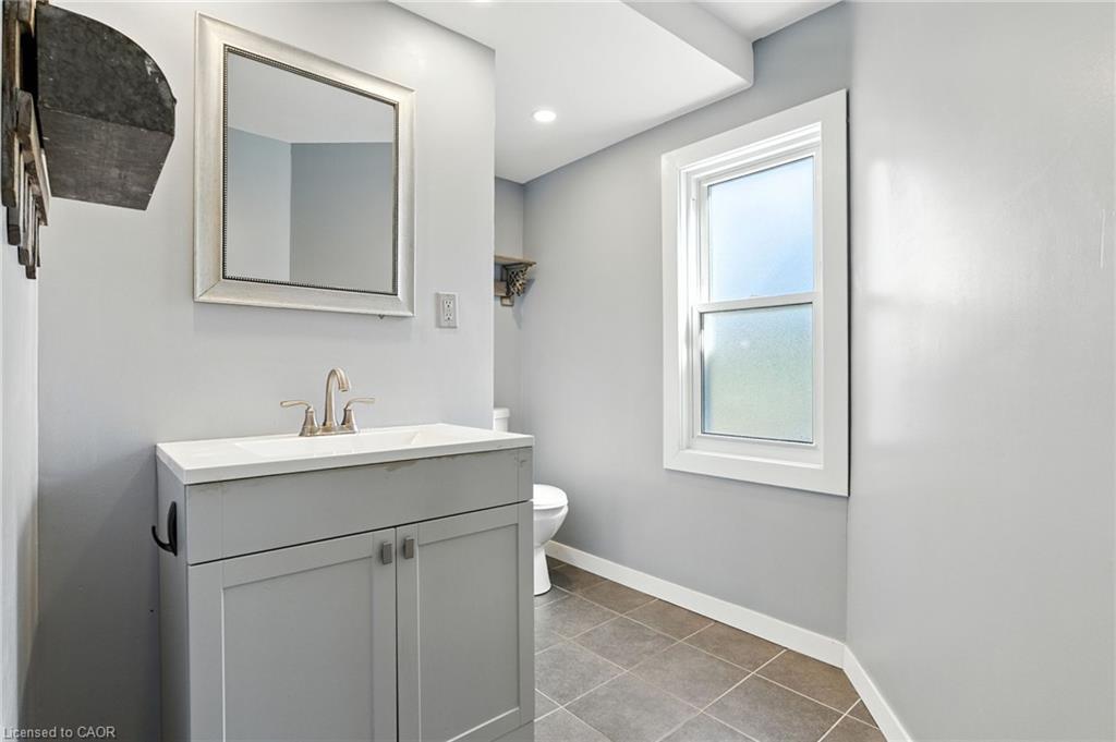 5039 Armoury Street, Niagara Falls, ON - Indoor Photo Showing Bathroom