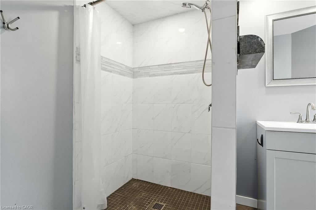 5039 Armoury Street, Niagara Falls, ON - Indoor Photo Showing Bathroom