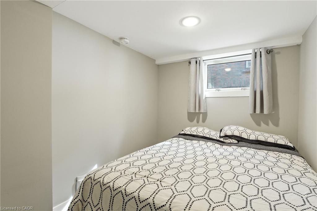 5039 Armoury Street, Niagara Falls, ON - Indoor Photo Showing Bedroom