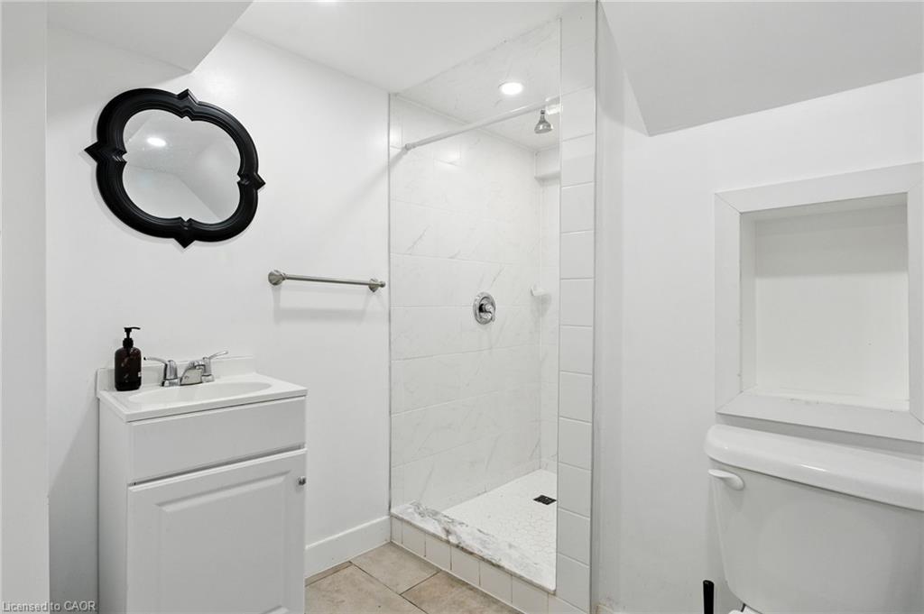 5039 Armoury Street, Niagara Falls, ON - Indoor Photo Showing Bathroom