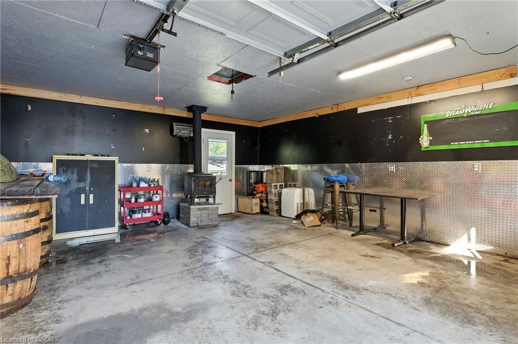 5039 Armoury Street, Niagara Falls, ON - Indoor Photo Showing Garage