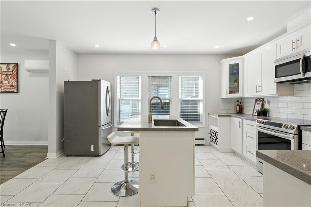 5039 Armoury Street, Niagara Falls, ON - Indoor Photo Showing Kitchen