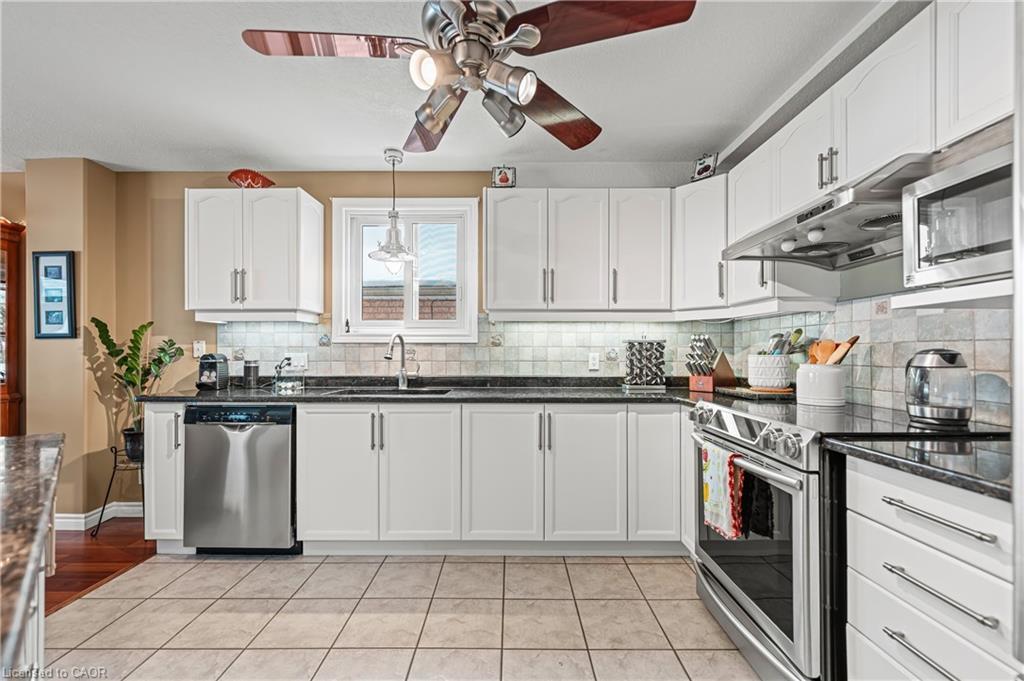 44 Dineen Court, Kitchener, ON - Indoor Photo Showing Kitchen With Upgraded Kitchen