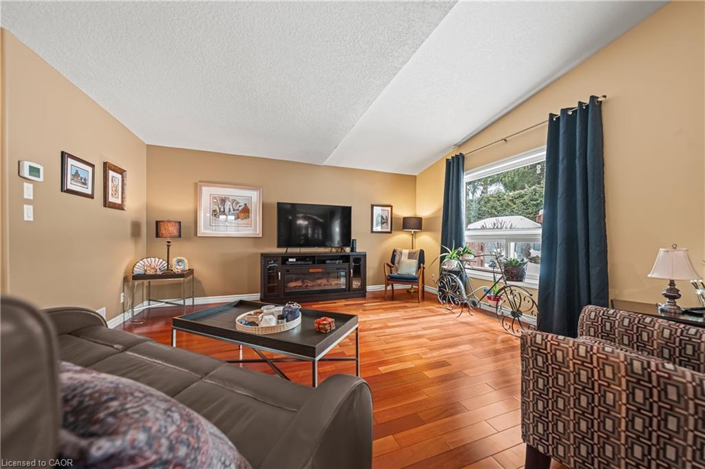 44 Dineen Court, Kitchener, ON - Indoor Photo Showing Living Room