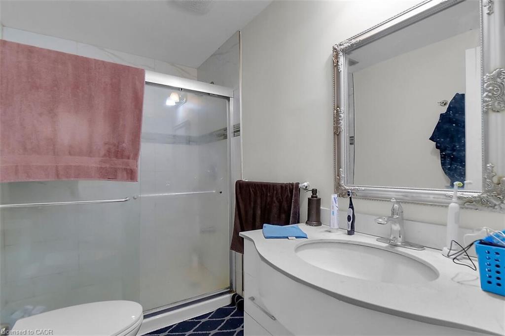 17 Locust Crescent, London, ON - Indoor Photo Showing Bathroom