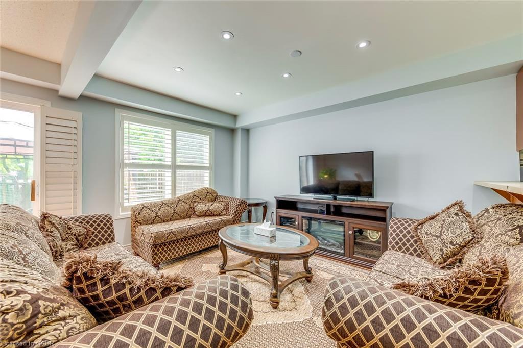 4084 Kryzan Drive, Burlington, ON - Indoor Photo Showing Living Room