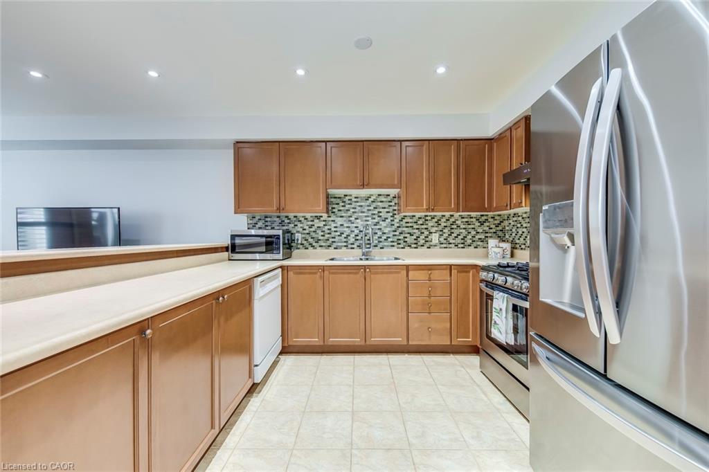 4084 Kryzan Drive, Burlington, ON - Indoor Photo Showing Kitchen With Double Sink