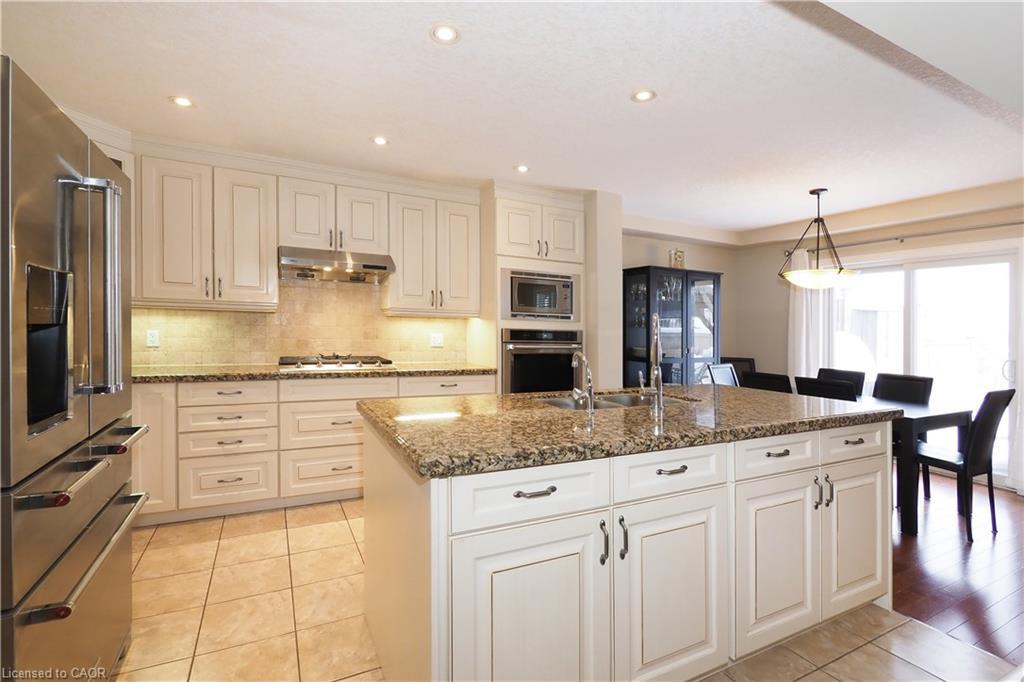 33 Huck Crescent, Kitchener, ON - Indoor Photo Showing Kitchen With Upgraded Kitchen
