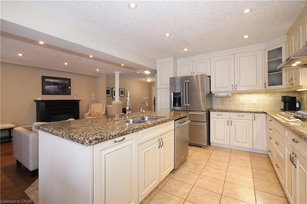 33 Huck Crescent, Kitchener, ON - Indoor Photo Showing Kitchen With Double Sink With Upgraded Kitchen