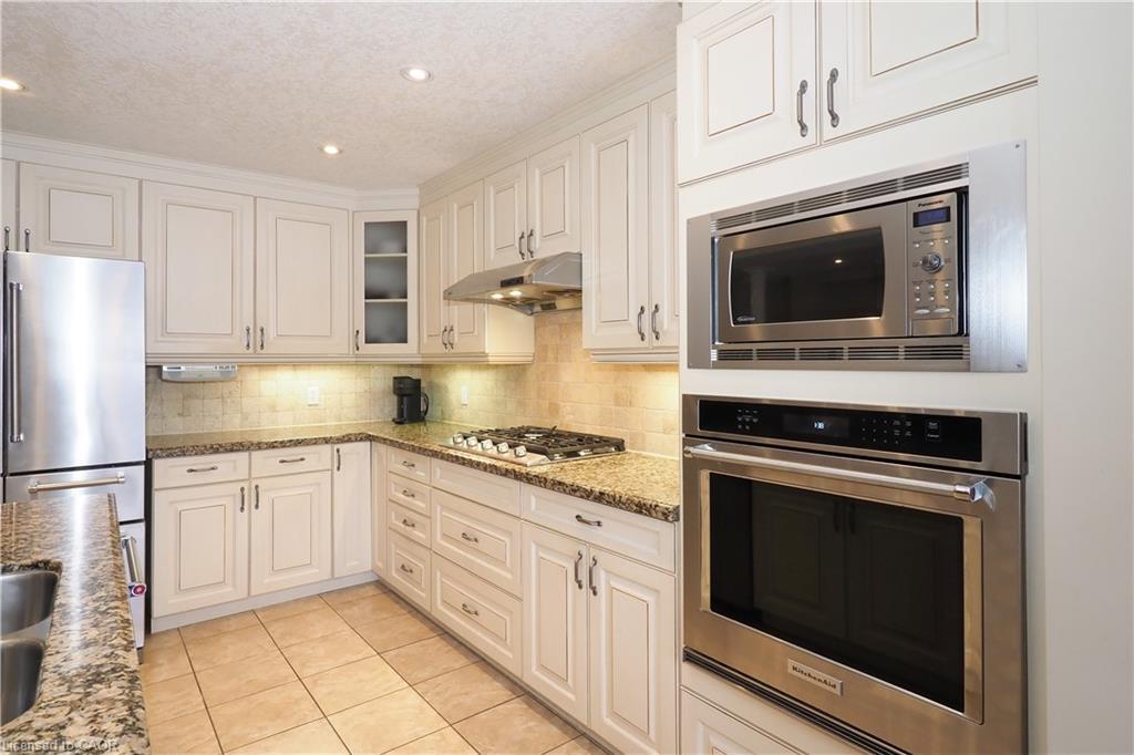 33 Huck Crescent, Kitchener, ON - Indoor Photo Showing Kitchen