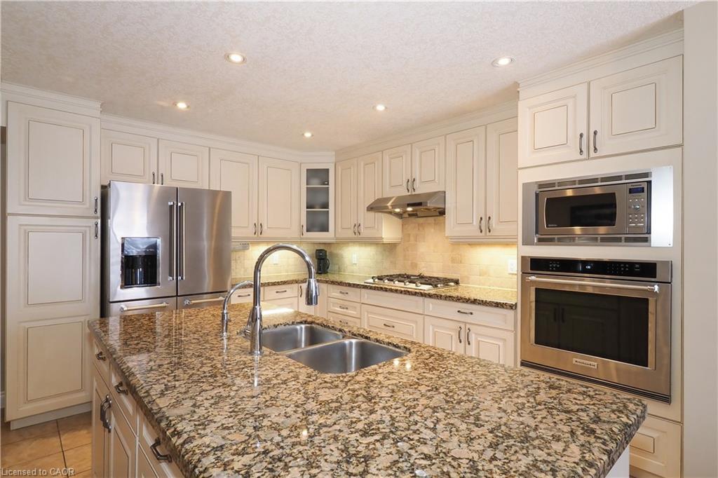 33 Huck Crescent, Kitchener, ON - Indoor Photo Showing Kitchen With Double Sink With Upgraded Kitchen
