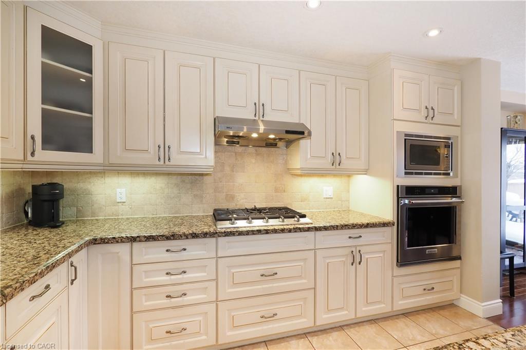 33 Huck Crescent, Kitchener, ON - Indoor Photo Showing Kitchen With Upgraded Kitchen