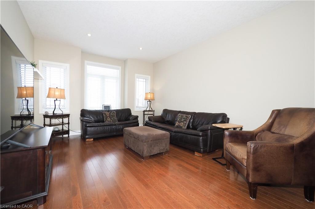 33 Huck Crescent, Kitchener, ON - Indoor Photo Showing Living Room