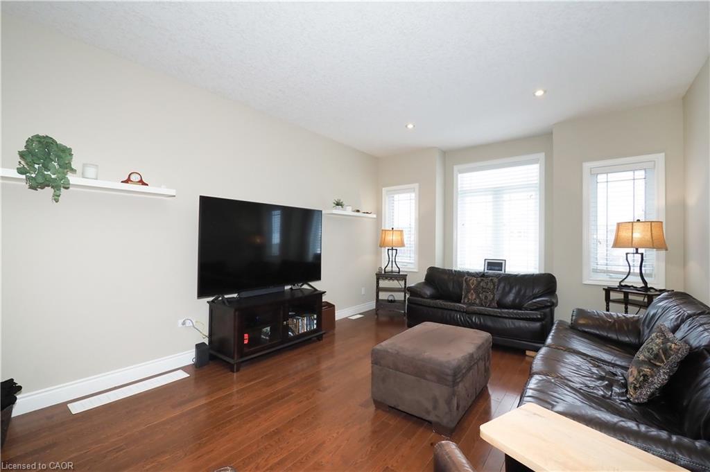 33 Huck Crescent, Kitchener, ON - Indoor Photo Showing Living Room