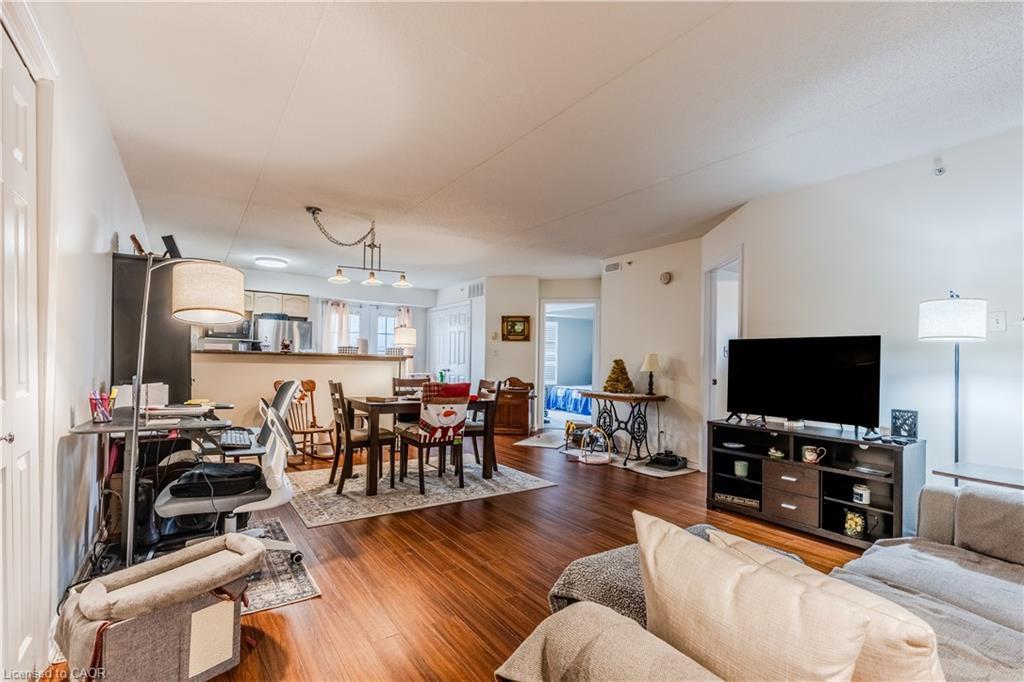 311-1830 Walkers Line, Burlington, ON - Indoor Photo Showing Living Room