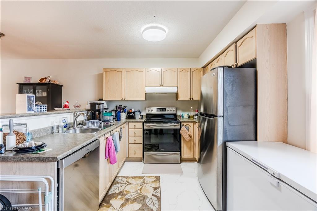 311-1830 Walkers Line, Burlington, ON - Indoor Photo Showing Kitchen