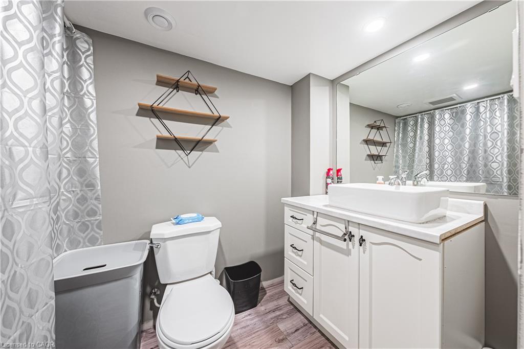 5 Bing Crescent, Stoney Creek, ON - Indoor Photo Showing Bathroom