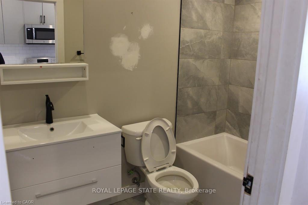 1-500 Main Street, Hamilton, ON - Indoor Photo Showing Bathroom