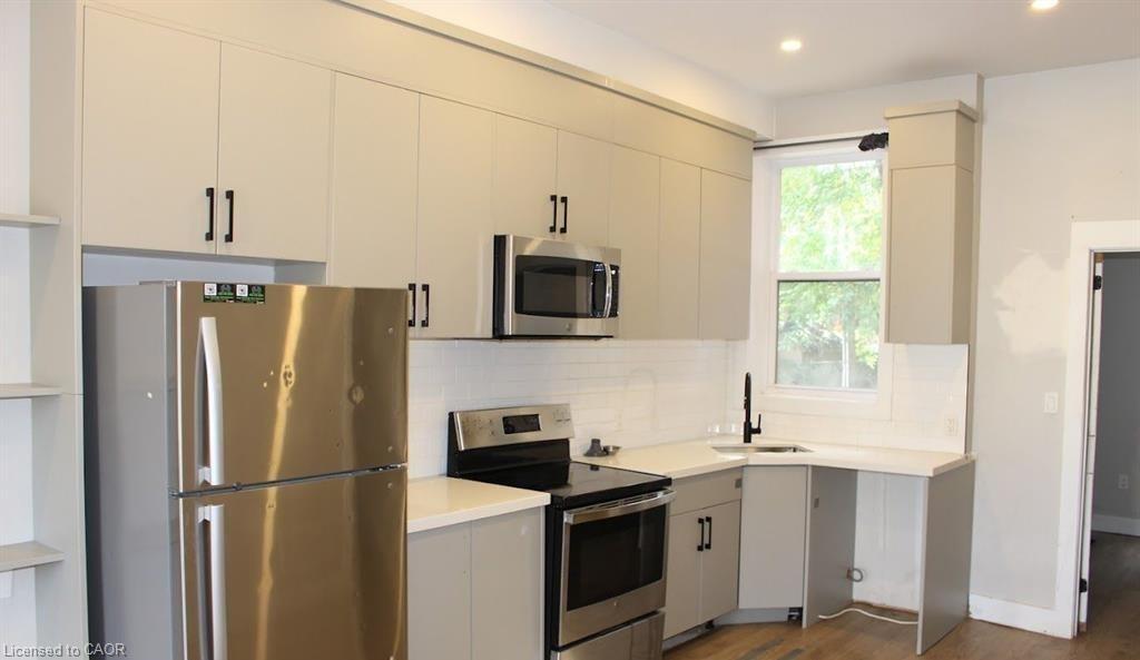 1-500 Main Street, Hamilton, ON - Indoor Photo Showing Kitchen With Upgraded Kitchen