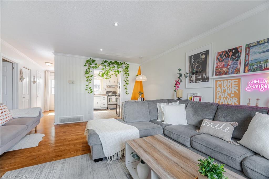 232 Durham Street, Oshawa, ON - Indoor Photo Showing Living Room