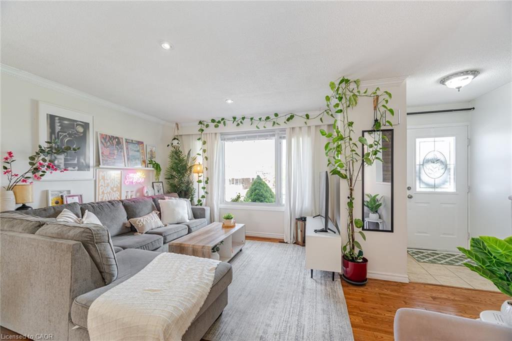 232 Durham Street, Oshawa, ON - Indoor Photo Showing Living Room