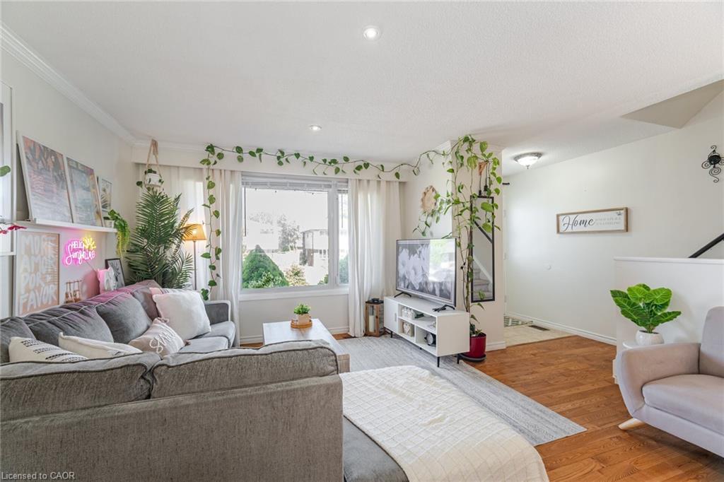 232 Durham Street, Oshawa, ON - Indoor Photo Showing Living Room