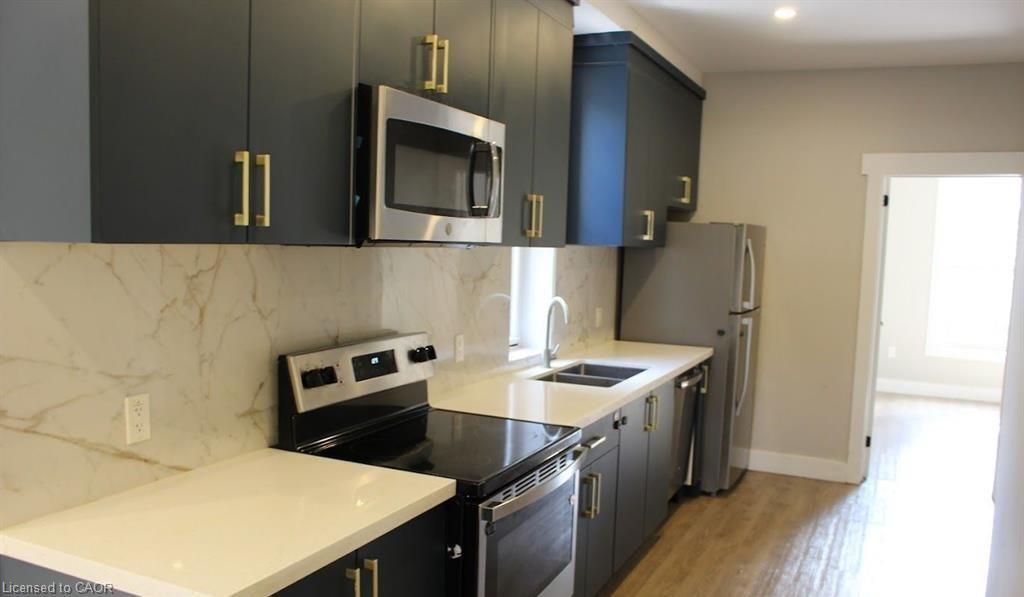 2-500 Main Street, Hamilton, ON - Indoor Photo Showing Kitchen With Double Sink With Upgraded Kitchen