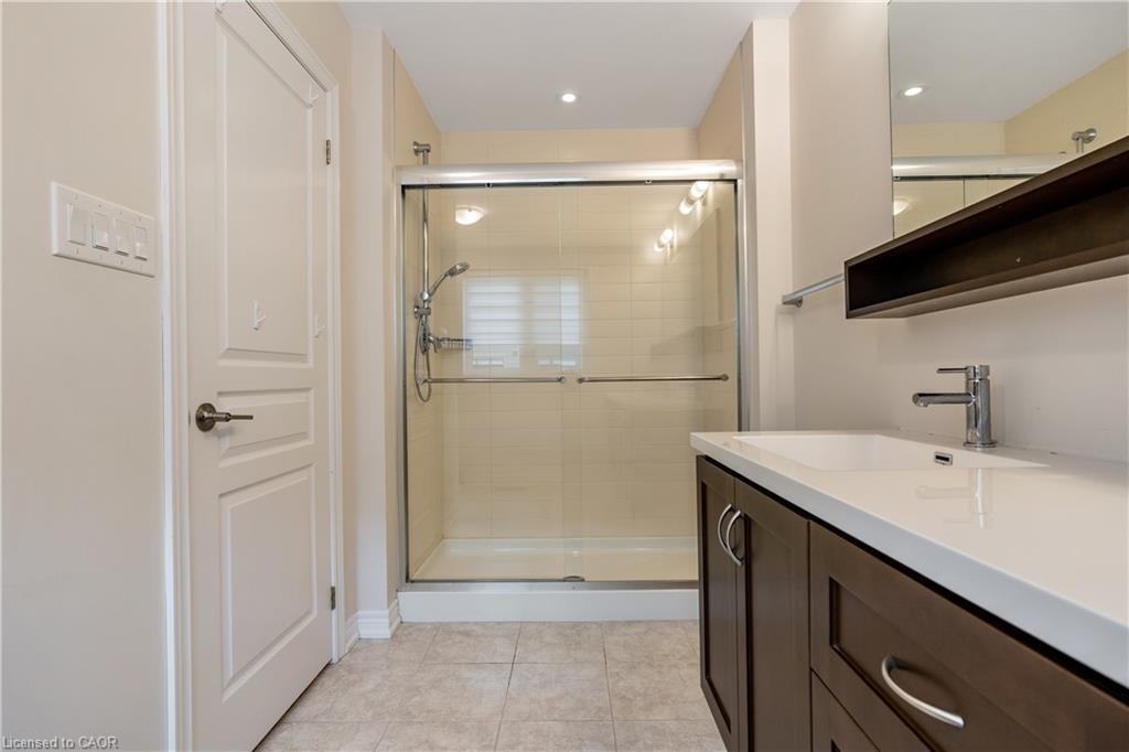 27 Waterview Lane, Grimsby, ON - Indoor Photo Showing Bathroom