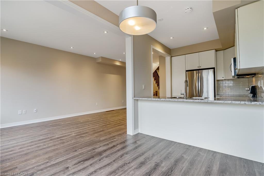 27 Waterview Lane, Grimsby, ON - Indoor Photo Showing Kitchen