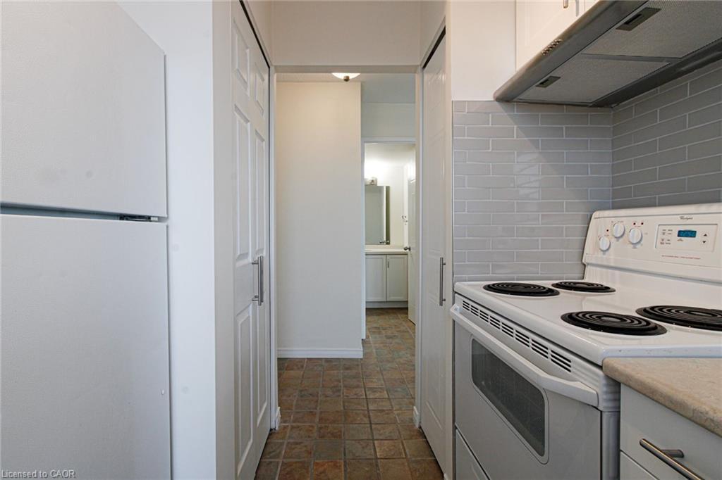 1914-1270 Maple Crossing Boulevard, Burlington, ON - Indoor Photo Showing Kitchen