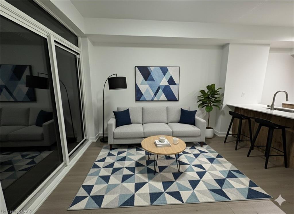 907-25 Wellington Street S, Kitchener, ON - Indoor Photo Showing Living Room