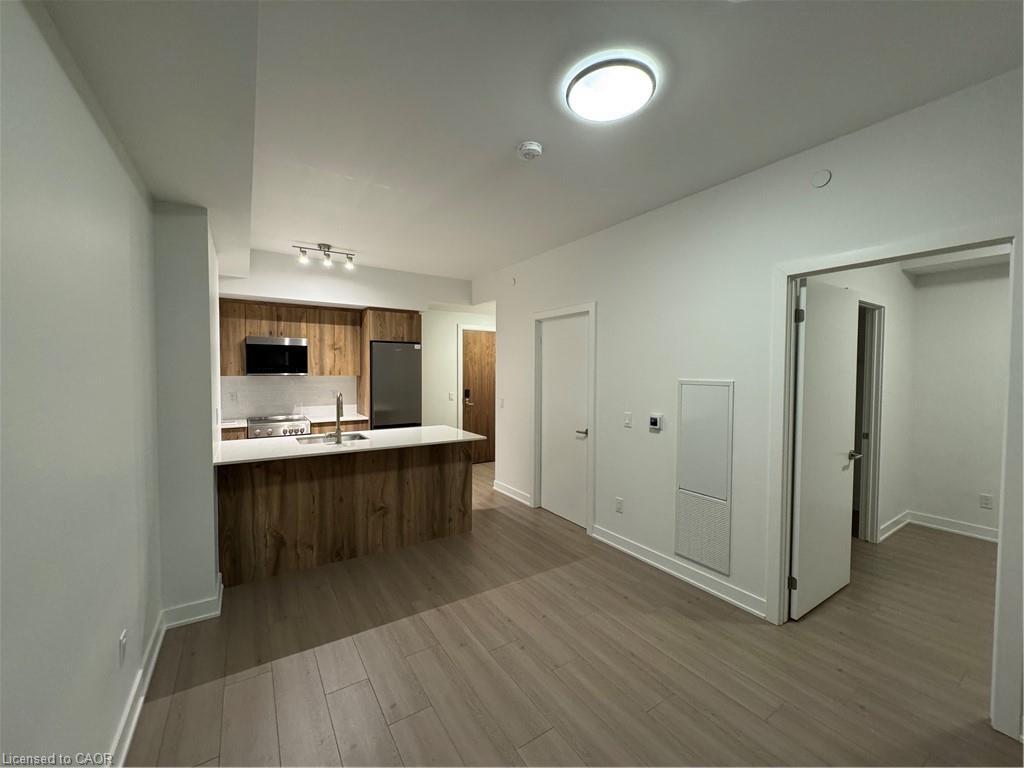 907-25 Wellington Street S, Kitchener, ON - Indoor Photo Showing Kitchen