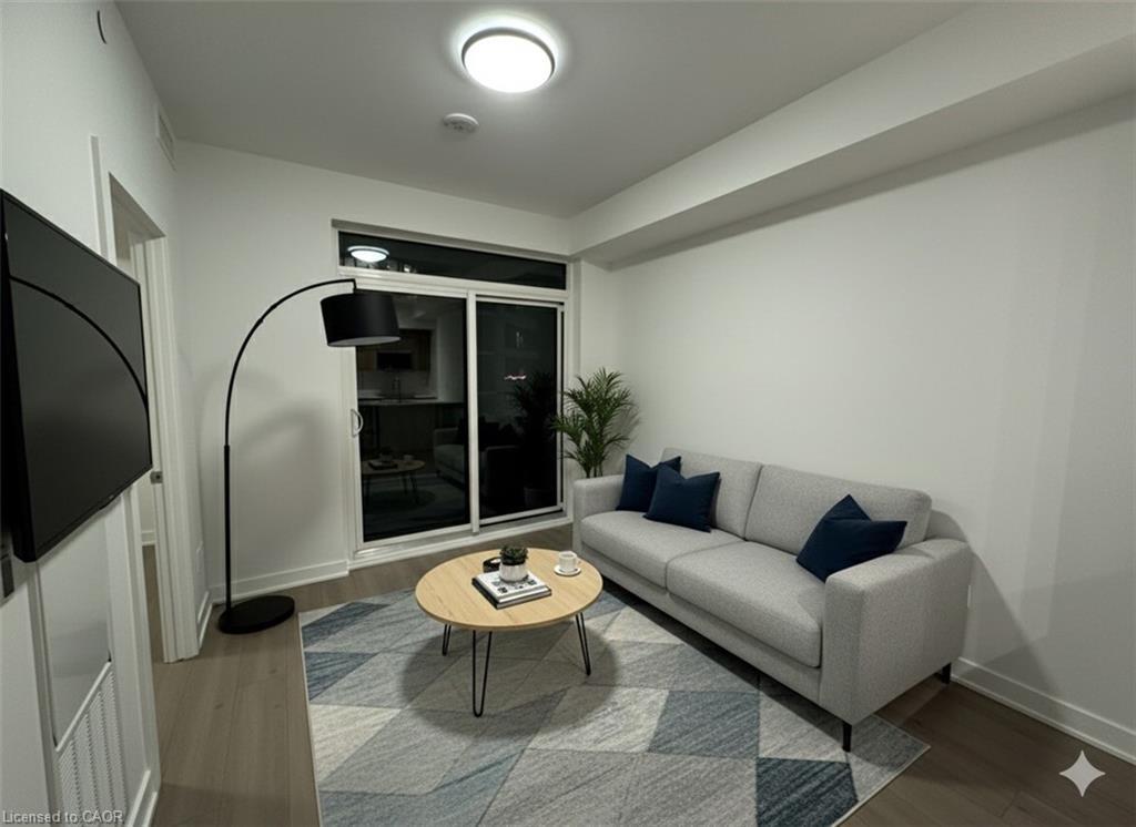 907-25 Wellington Street S, Kitchener, ON - Indoor Photo Showing Living Room