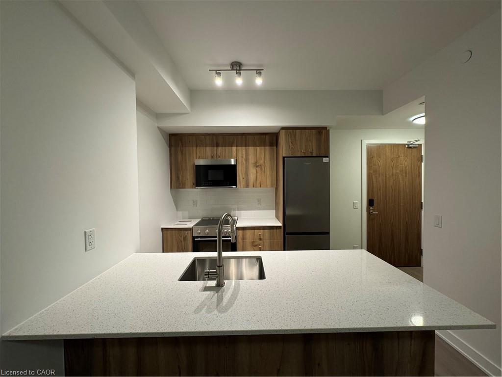 907-25 Wellington Street S, Kitchener, ON - Indoor Photo Showing Kitchen