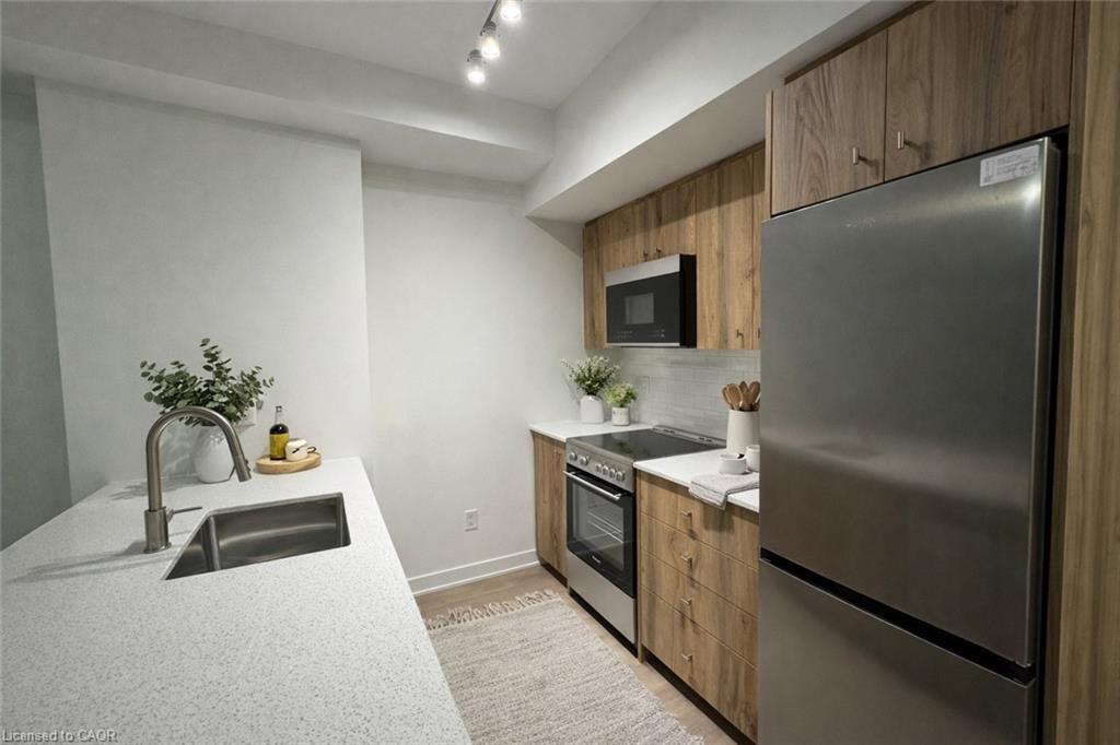 907-25 Wellington Street S, Kitchener, ON - Indoor Photo Showing Kitchen With Stainless Steel Kitchen