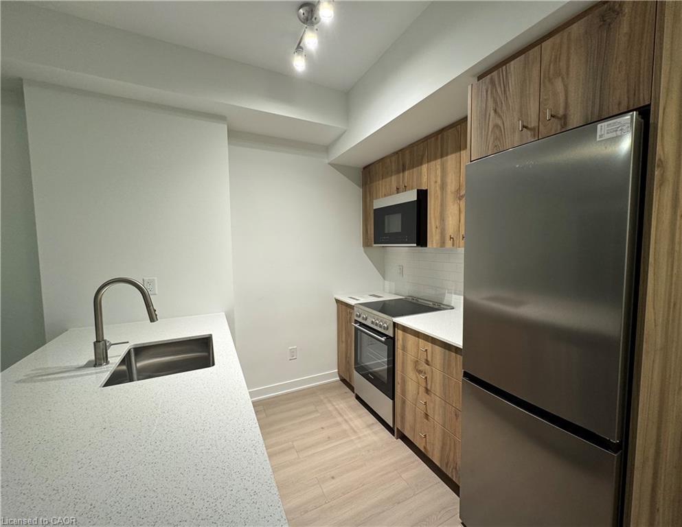 907-25 Wellington Street S, Kitchener, ON - Indoor Photo Showing Kitchen With Stainless Steel Kitchen