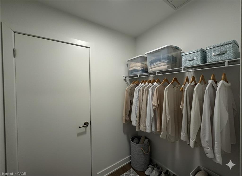 907-25 Wellington Street S, Kitchener, ON - Indoor With Storage