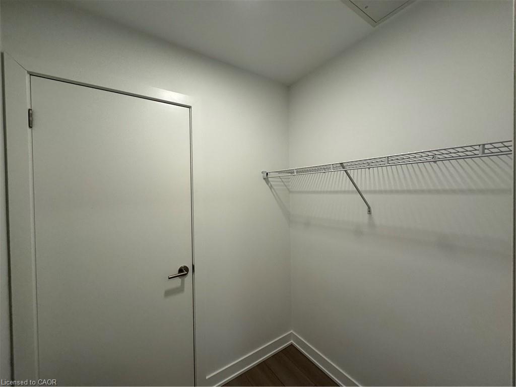 907-25 Wellington Street S, Kitchener, ON - Indoor With Storage