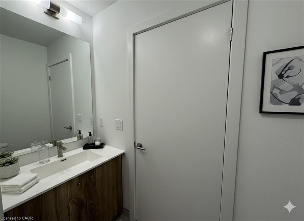 907-25 Wellington Street S, Kitchener, ON - Indoor Photo Showing Bathroom