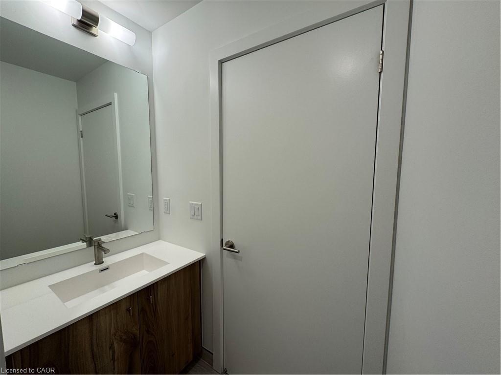 907-25 Wellington Street S, Kitchener, ON - Indoor Photo Showing Bathroom
