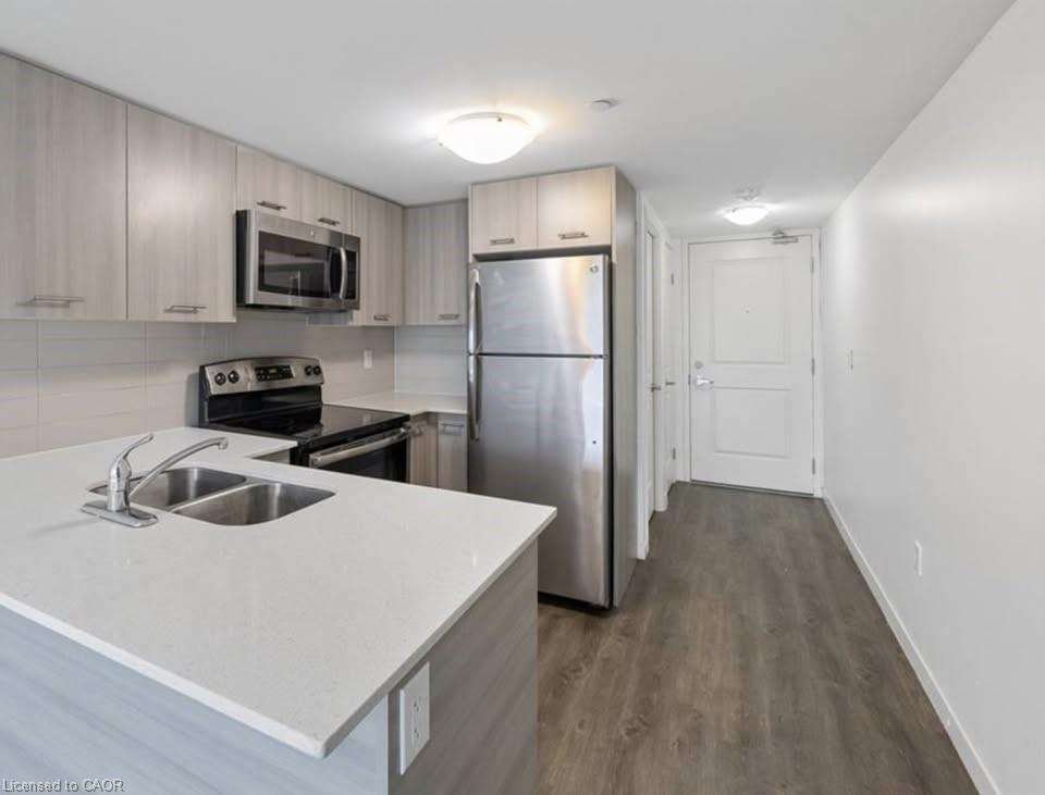 910-220 Cannon Street E, Hamilton, ON - Indoor Photo Showing Kitchen With Stainless Steel Kitchen With Double Sink With Upgraded Kitchen